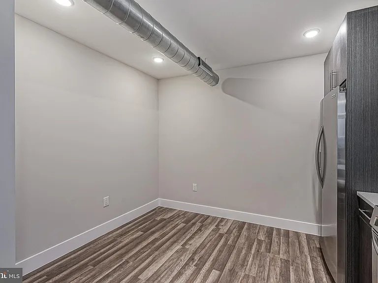 1070 N Front St #A — Photo 11