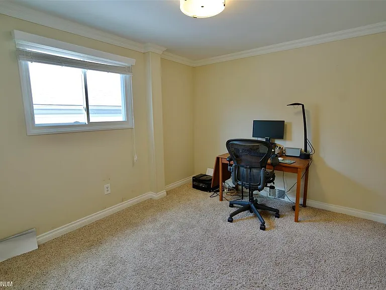 564 Stratford Rd — Photo 14