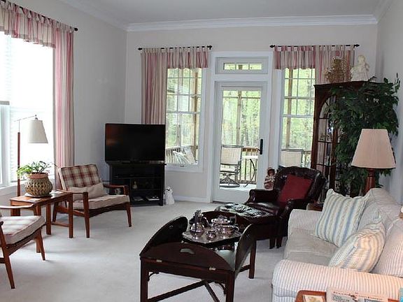 2nd image of 815 E Barrington Cir