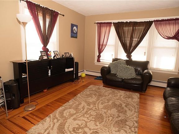 4th image of 851 Lonsdale Ave