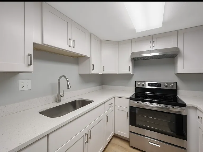 3060 Clinton St S #4 — Photo 6