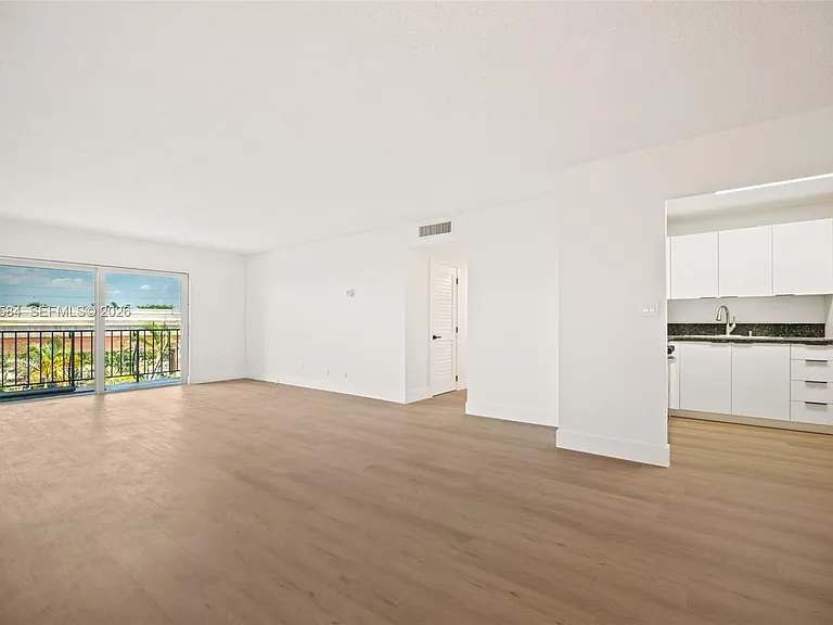 8107 SW 72nd Ave #413E — Photo 3