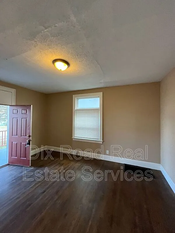 4 bed, 1.0 bath, 956 sqft, $1,375 — Photo 4