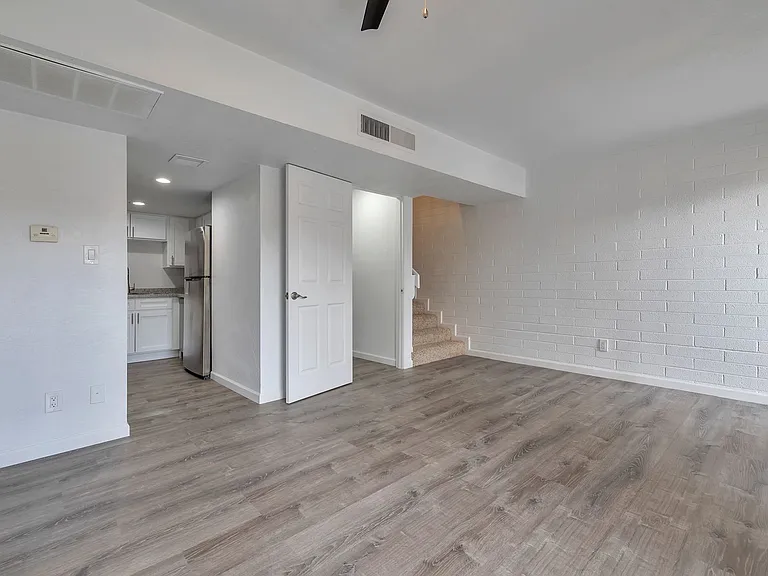 1815 W Tuckey Ln — Photo 44