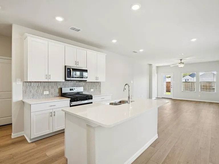 808 Leavenworth Dr — Photo 4