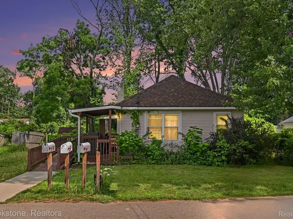 808 Emmett Ave, Jackson, MI 49203