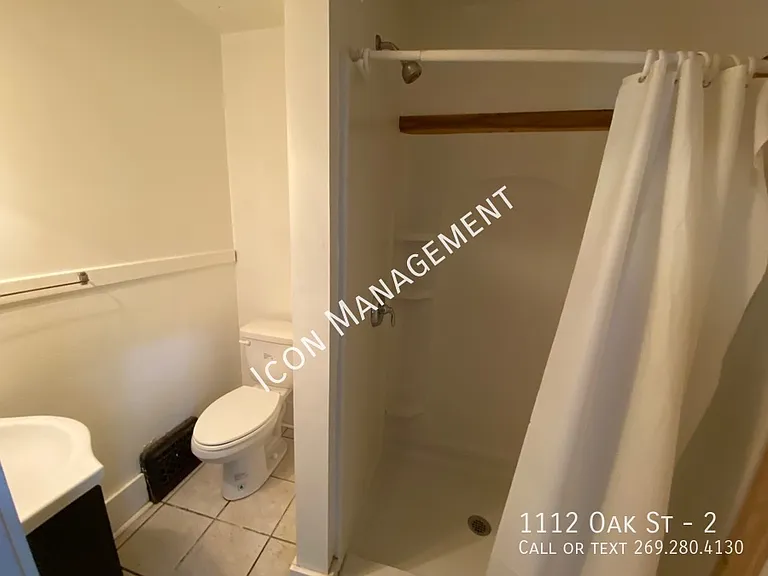 1112 Oak St #2 — Photo 7