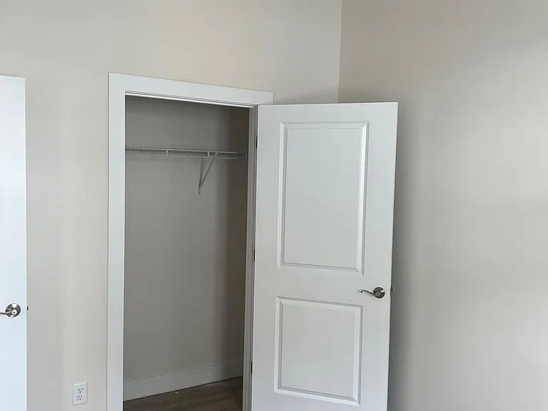 404 Court Yard Ln — Photo 6