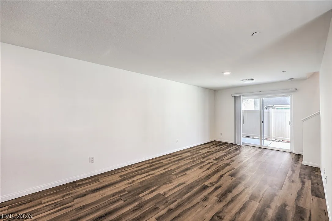 3 bed, 2.0 bath, 1384 sqft, $2,100 — Photo 3