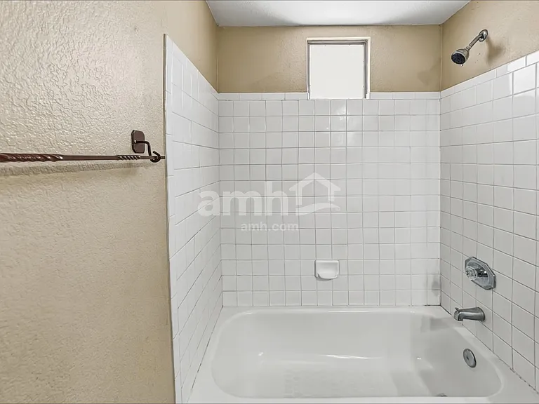 1513 W Islington Ave — Photo 14