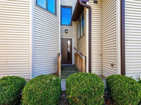 3948 Partridge Cir #U, Bettendorf, IA 52722