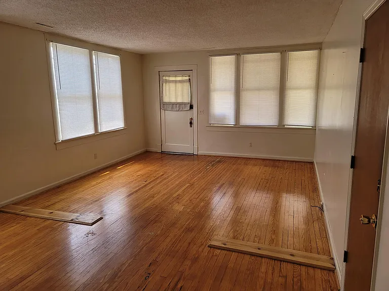 448 W Railroad Ave — Photo 2