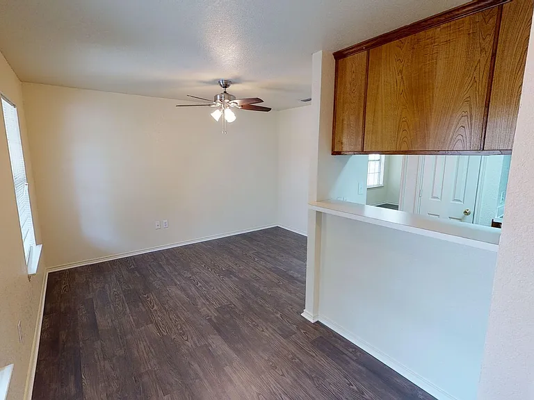 910 Bernard St — Photo 12