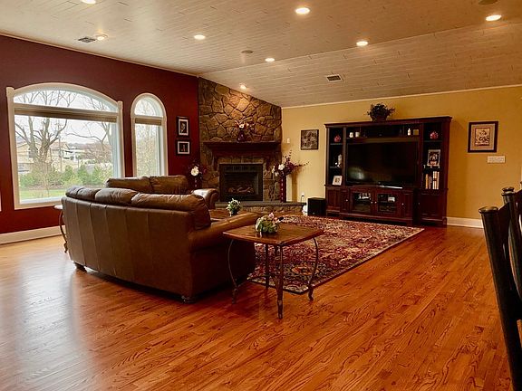 4th image of 8 Wendy Ln