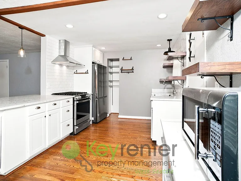8835 35th Ave SW — Photo 3