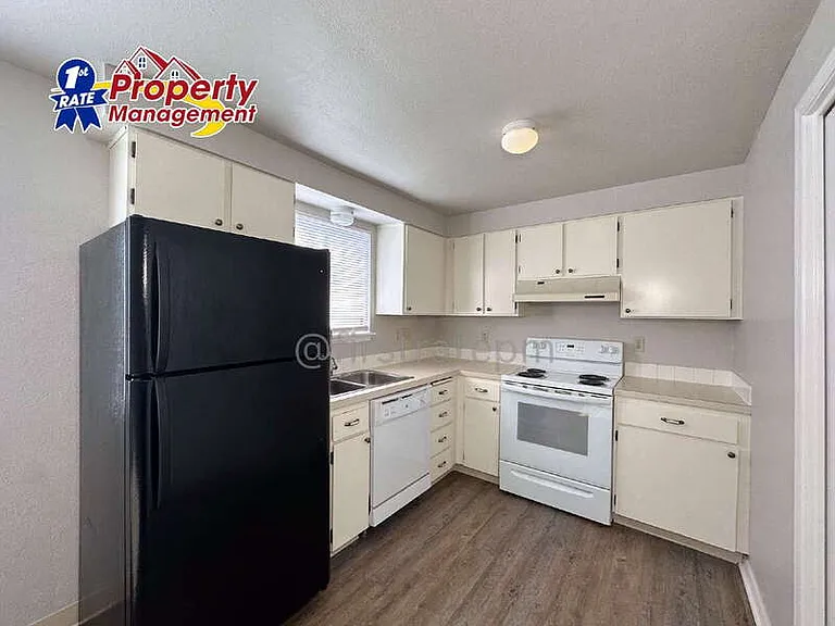 1184 W Lee St — Photo 9