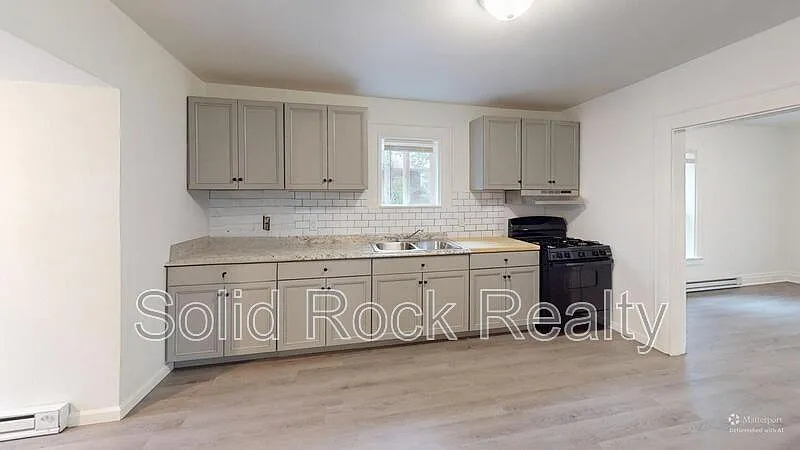 2 bed, 1.0 bath, 876 sqft, $1,499 — Photo 1