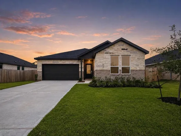 513 Robin St, Angleton, TX 77515