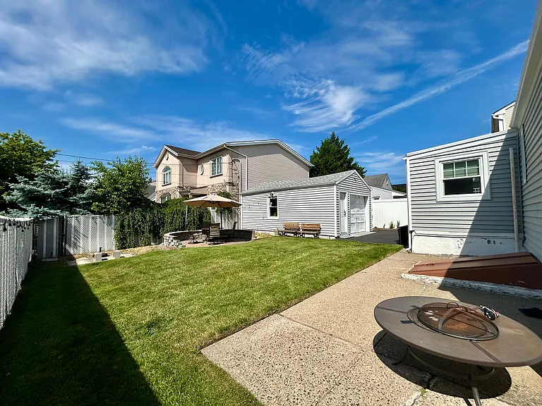 16 White Oak Dr — Photo 2