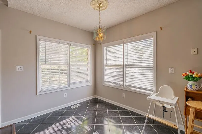 4 bed, 3.0 bath, 2012 sqft, $2,450 — Photo 2