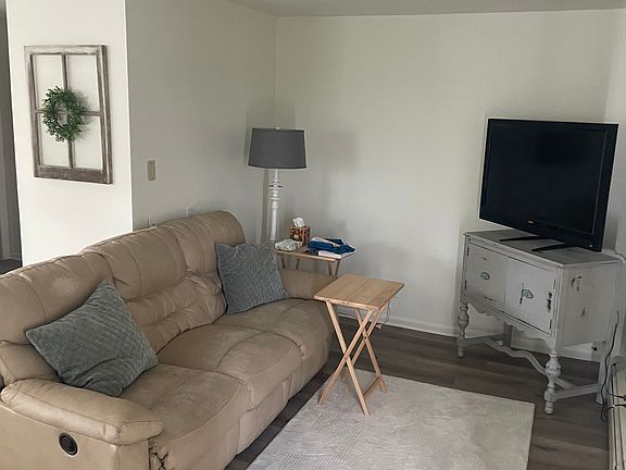 3rd image of 305 W Monroe St APT 3