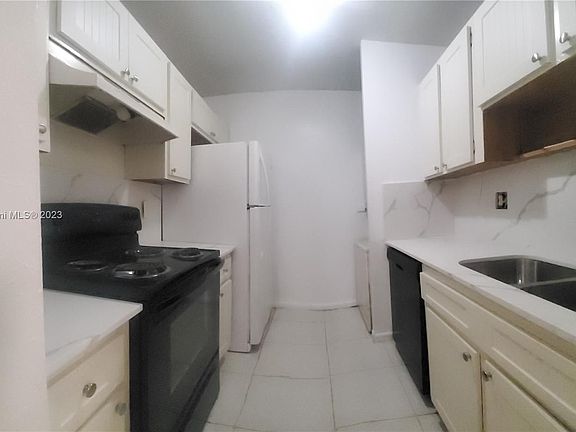 3rd image of 10080 Twin Lakes Dr #10080