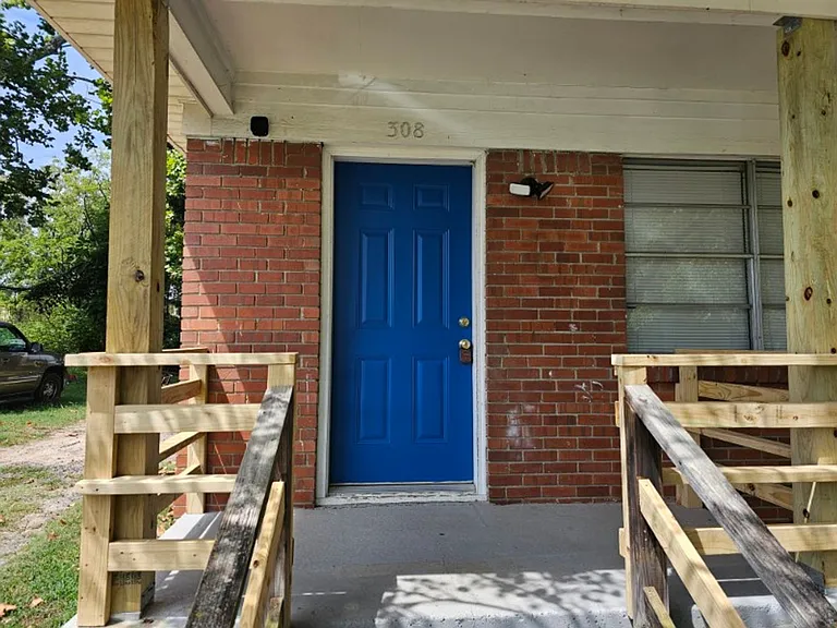 308 N Oak St — Photo 2