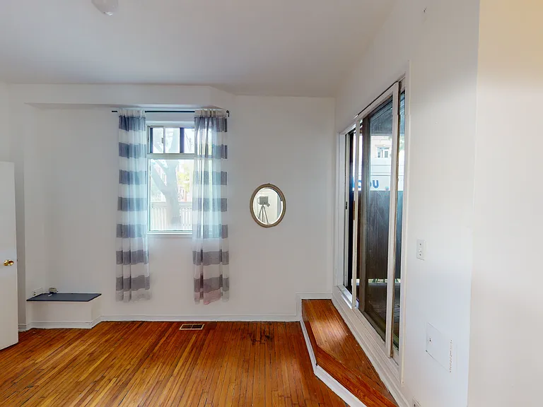 221 Bathurst St #4 — Photo 10