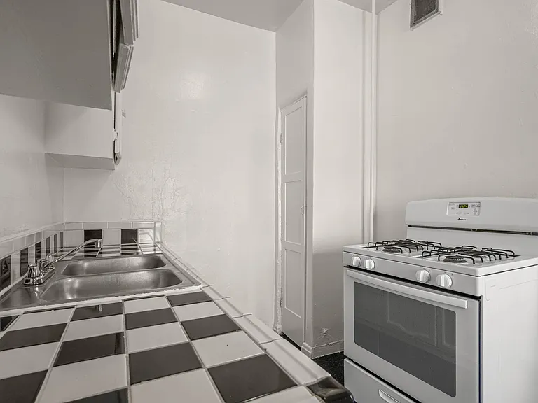 746 S Normandie Ave — Photo 10