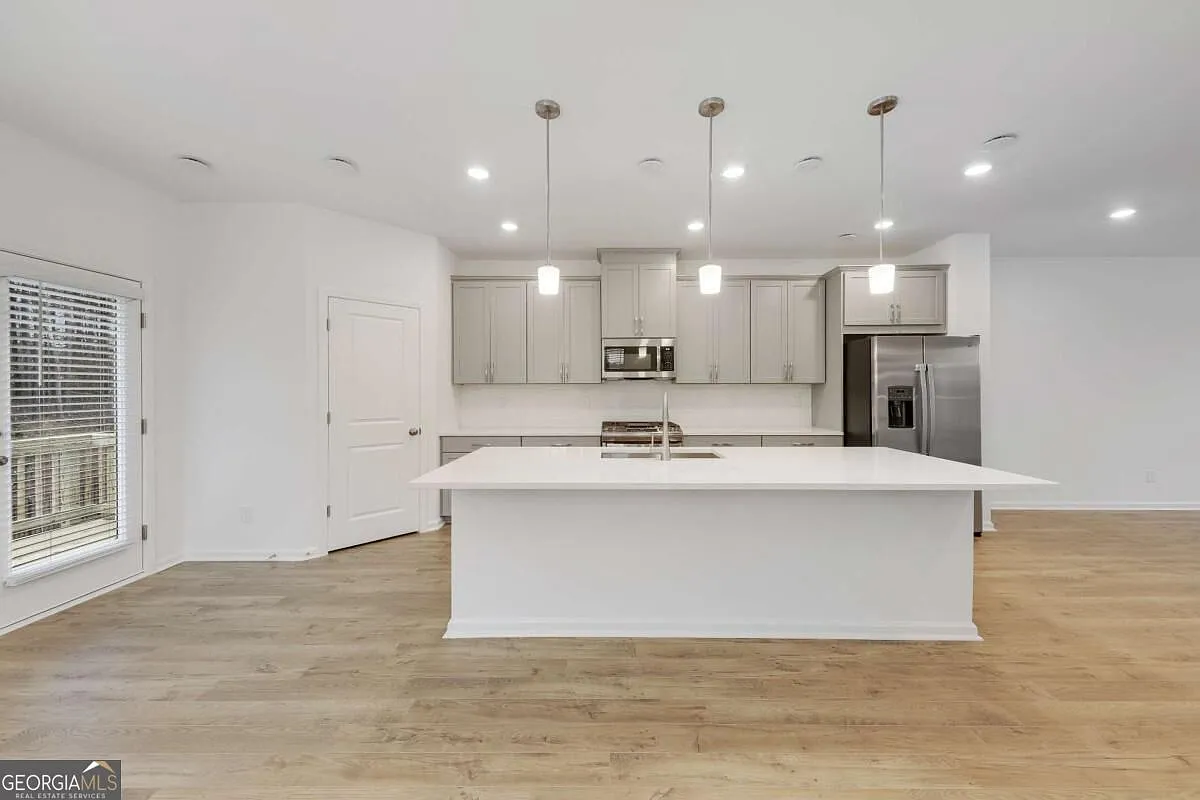 4 bed, 3.5 bath, 2430 sqft, $3,295 — Photo 3