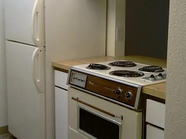8911 Holly Dr APT 110, Everett, WA 98208
