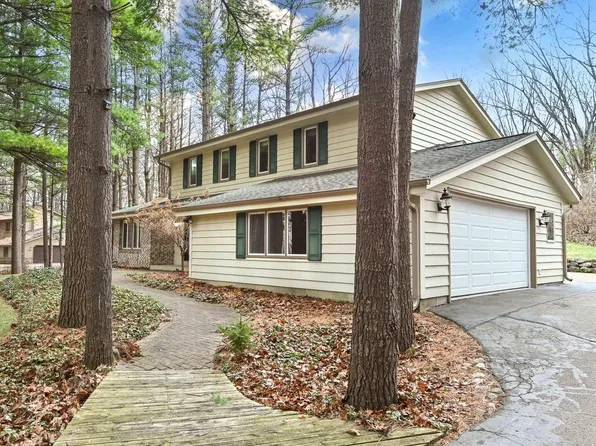 N9W31677 Phyllis PARKWAY, Delafield, WI 53018