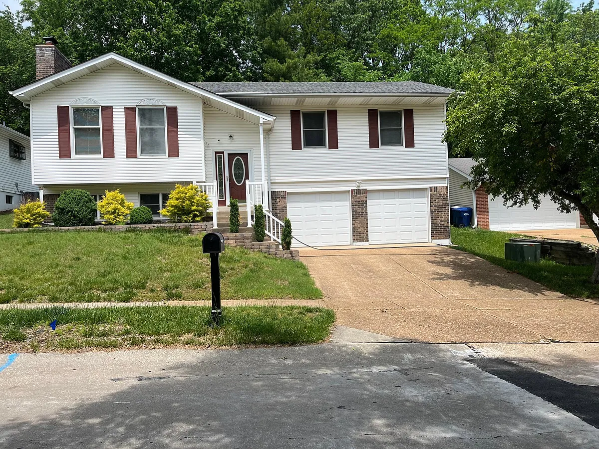 Building Photo - 533 Treetop Village Dr
