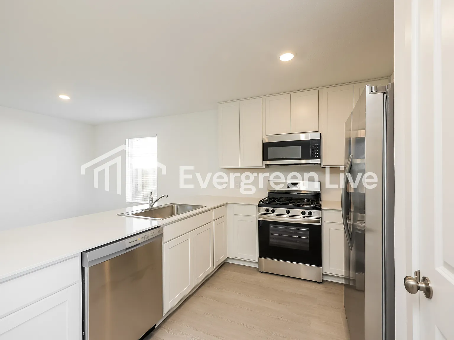 4 bed, 2.0 bath, 1979 sqft, $1,795 — Photo 2