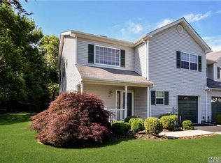 18 Merrimack Rd, Smithtown, NY 11787