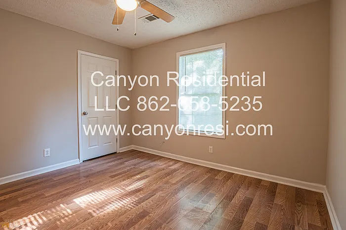220 Splitwood Ln — Photo 12
