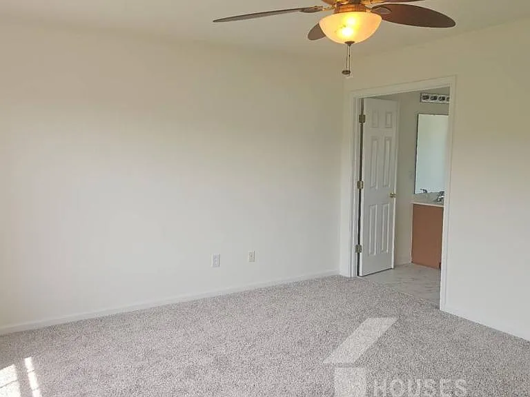213 Worcester Ln — Photo 15