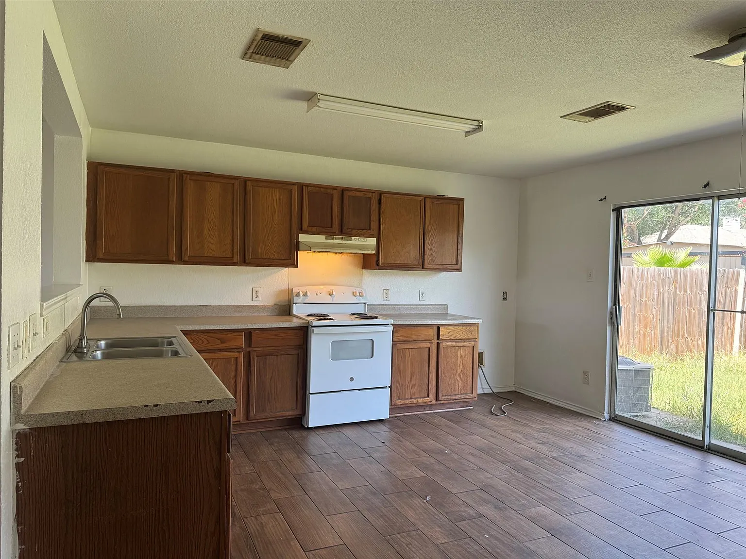 3 bed, 2.5 bath, 1497 sqft, $1,795 — Photo 3