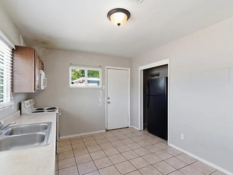 2609 W Morten Ave #1 — Photo 6