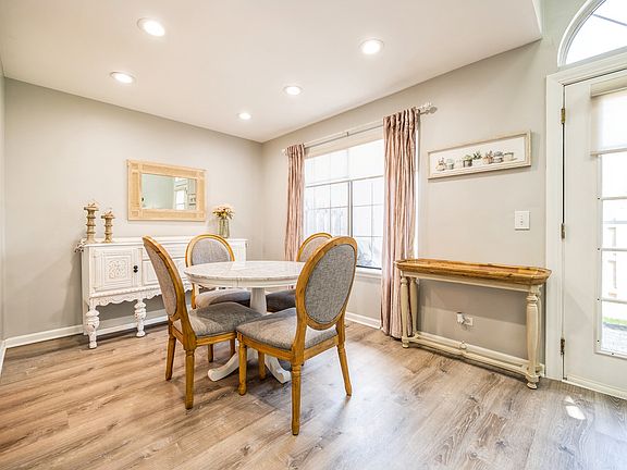4th image of 186 Woodstone Dr