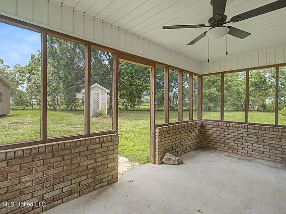 5th image of 15553 Village Cir