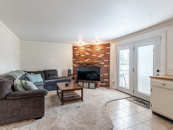 3rd image of 1100 Springhill Dr