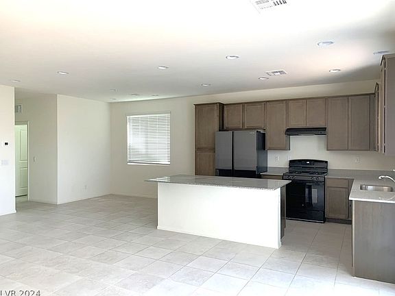 3rd image of 9193 Oxford Blue Ave