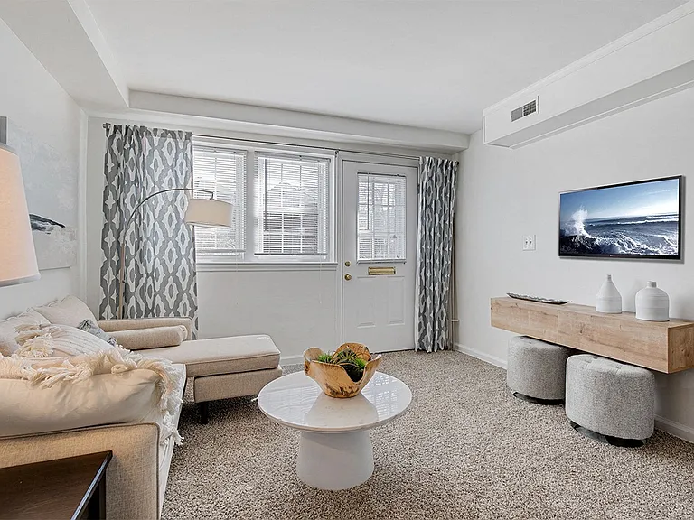Cross Country Manor Apartments — Photo 6