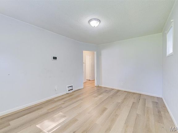 5th image of 121 Coburg Dr