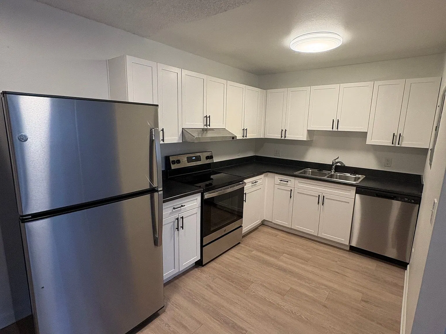 903 E Moorhead Cir — Photo 3