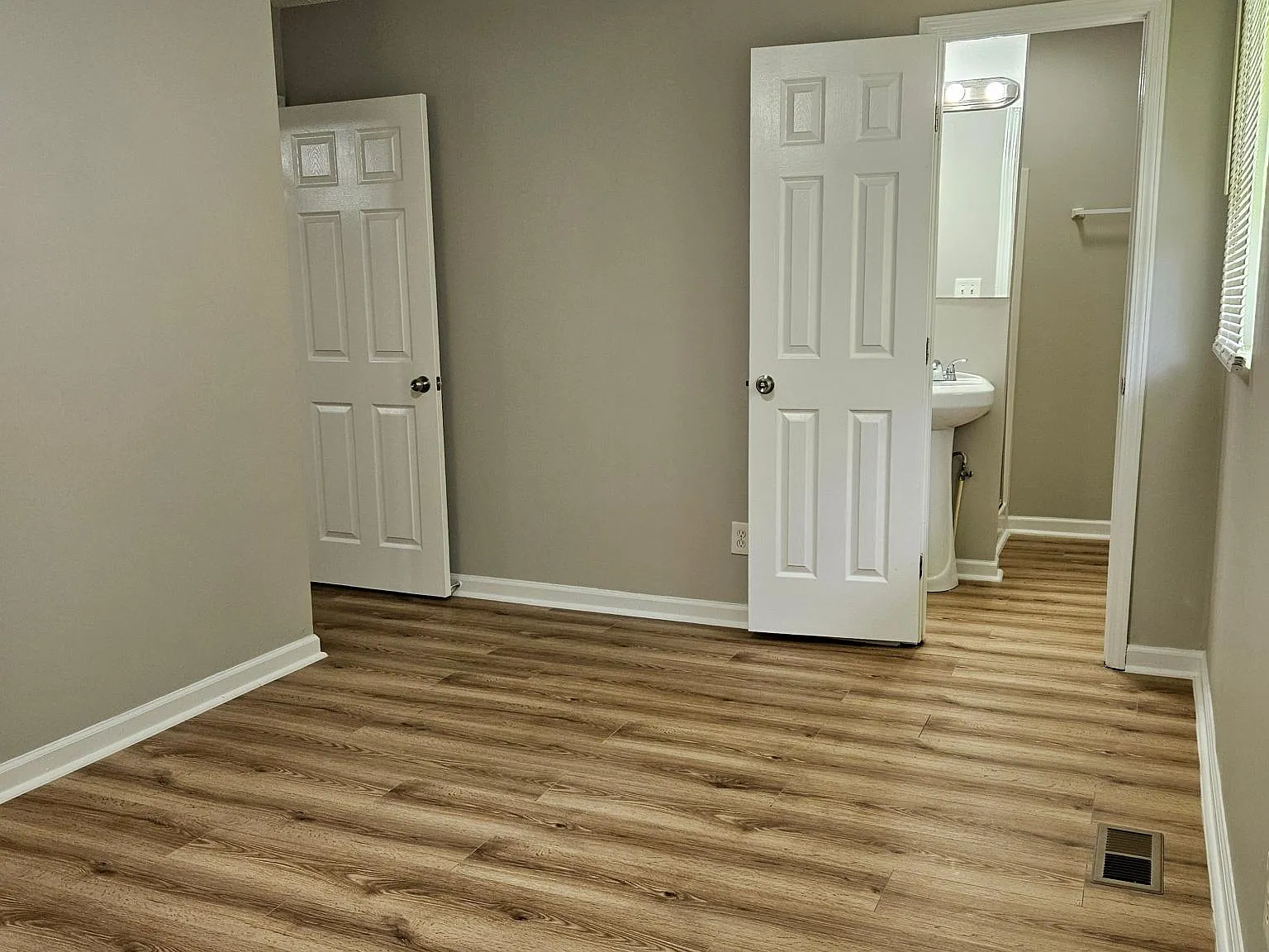 3 bed, 1040 sqft, $1,700 — Photo 3