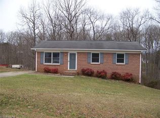 135 Oak Ridge Ct, Mount Airy, NC 27030