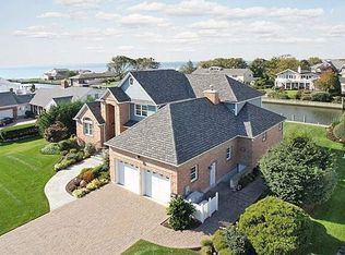 102 Tahlulah Ln, West Islip, NY 11795