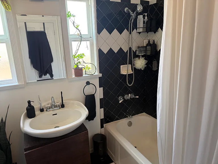 748 N Doan Dr — Photo 32